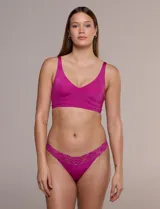 Bombacha colaless color fucsia confeccionada en microfibra ultrasuave y liviana, con aplique superior de encaje floral elástico y elásticos planos.