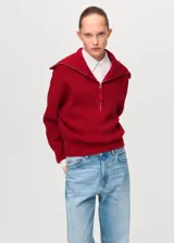 Jersey de punto color rojo, con cuello solapa y cierre frontal parcial de cremallera, de manga larga y diseño holgado.