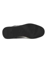 Championes Under Armour modelo UA W Official, de diseño urbano en color negro con detalles en blanco. Presentan una parte superior de cuero sintético duradero, cierre con cordones y una suela de plataforma estable con excelente tracción.