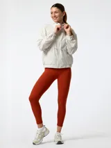 Campera cortavientos Bsoul color blanco, con cierre frontal, cordón ajustable en la cintura y puños elásticos.
