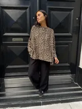 Buzo beige de lanilla, de corte holgado y mangas largas.