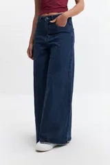 Pantalón de jean negro de tiro alto, corte oxford y pierna extra ancha.