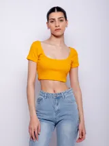 Top corto color amarillo, de mangas cortas y escote redondo.
