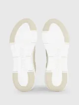 Zapatillas deportivas de mujer Calvin Klein, color beige claro, con cordones y suela gruesa blanca. Presentan una combinación de materiales que incluye piel natural y ecológica, con paneles de malla y detalles de monograma sutil en el lateral.