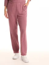 Pantalón jogger color rosado, de tejido suave, con pretina elastizada y bolsillos laterales. El diseño de la pierna es de caída fluida y se ajusta levemente en el tobillo.