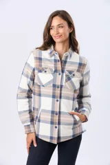 Campera de viyela a cuadros en tonos blanco, azul y tostado, forrada en corderito en su interior. Cuenta con cierre frontal de botones, bolsillos en el pecho con solapa y bolsillos laterales.