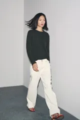 Jersey de punto de cuello redondo y manga larga, con acabados en rib en puños, cuello y bajo.