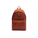 Mochila Lacoste modelo Neocroc color terracota, con compartimento principal y bolsillo frontal con cierre, ambos con tiradores de cordón. Presenta el logo del cocodrilo bordado en la parte inferior derecha del bolsillo frontal.
