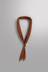 Bandana cuadrada de tejido ligero de algodón, con bordes desflecados y diseño minimalista.