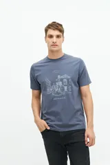 Remera azul con estampa de un dibujo arquitectónico de la ciudad de Budapest y la marca Brookshield.