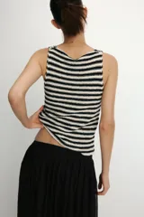 Top de punto sin mangas, color blanco y negro, con escote redondo y diseño a rayas horizontales.