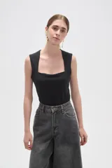 Body de poliamida con breteles anchos y escote cuadrado, diseñado con un ajuste al cuerpo y cierre inferior con broches.