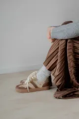 Championes urbanos de diseño acolchado, combinando tonos marrones, beige y detalles metalizados con textura. Cuentan con cordones al tono y suela de goma color caramelo.