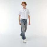 Pantalón jean celeste de corte ancho tipo baggy con 5 bolsillos.