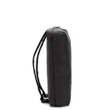 Mochila urbana de diseño minimalista en color negro, con compartimento principal con cierre y asa superior reforzada. Presenta el logo de la marca en la parte inferior frontal.