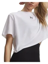 Remera corta Under Armour de corte boxy, color blanco, con cuello redondo y el logo pequeño de la marca impreso en el centro del pecho.