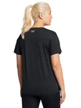 Remera deportiva de manga corta Under Armour, confeccionada en tejido técnico elástico con tecnología UA RUSH™ que refleja la energía corporal. Presenta cuello redondo, corte holgado y bajo con abertura lateral.