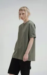 Remera de manga corta y cuello redondo, color verde militar, confeccionada en algodón premium suave. Presenta un calce regular con un recorte en la espalda.