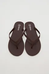 Chancletas negras de diseño clásico y minimalista, con tiras finas de dedo.