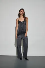Musculosa de satén color negro, con escote en V y detalles de encaje en el borde del escote y en el ruedo.