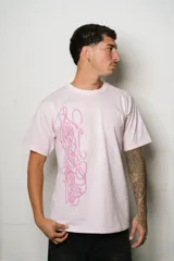 Remera de algodón color rosa pálido, corte regular fit, con un estampado vertical de estilo caligráfico en tono lila o rosado más oscuro en el centro del frente.