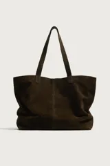 Bolso shopper de piel con acabado serraje, color marrón oscuro, con compartimento principal y dos asas de mano.