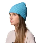 Gorro de lana tejido en canalé, color celeste, con ajuste holgado y pequeña etiqueta con el logo de la marca.