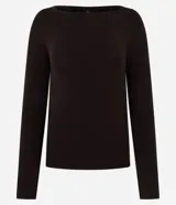 Suéter de punto ajustado en color marrón oscuro, con escote canoa y mangas largas que presentan una pequeña abertura en los puños. Diseño minimalista y versátil con acabado liso.