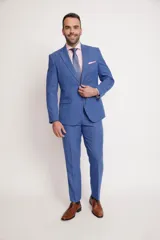 Ambo de corte entallado en color azul, compuesto por saco de dos botones con solapa clásica y pantalón de vestir a juego.