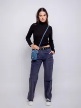 Pantalón cargo color beige de tiro bajo, confeccionado en algodón con efecto desgastado. Presenta seis bolsillos y corte recto.