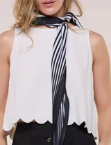 Pañuelo triangular de satén estampado a rayas en blanco y negro.
