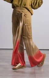 Pantalón de viscosa con estampado degradado de color rojo a marrón.