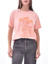 Remera negra de manga corta, corte recto, con estampado frontal que dice "LOVE MORE" con corazones estilizados.