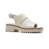 Sandalia casual de cuero sintético color negro, con plataforma track y hebilla ajustable.