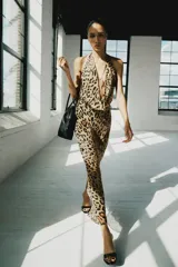 Vestido midi de cuello halter, escote en pico y espalda descubierta, con estampado animal print.
