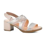 Sandalias negras de tacón cuadrado, con tiras anchas cruzadas en charol y tira trasera con hebilla.