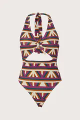 Malla enteriza con estampado geométrico multicolor en tonos beige, fucsia, verde y naranja. Presenta diseño halter con argolla central de madera y abertura frontal en la cintura.