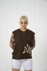 Musculosa marrón con cuello redondo y estampado pequeño de alas en el pecho.