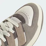 Championes Adidas Forum 2000, con capellada de cuero y gamuza en tonos grises, beige y blanco. Presentan las tres tiras laterales en beige y suela color crema.