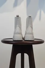 Bota tipo Chelsea de caña corta en color beige, confeccionada en material sintético con acabado liso. Presenta paneles elásticos laterales a tono y una suela track robusta y dentada que aporta altura y estilo moderno.