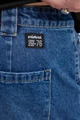 Bermuda cargo de jean color azul con lavado de efecto desgastado, corte amplio y bolsillos laterales con solapa.
