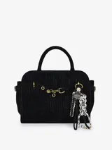 Bolso de mano negro de terciopelo acanalado (cuerina o pana), con detalles en gamuza y herrajes dorados. Incluye un charm colgante con una muñeca y trenzas de cordón blanco y negro.