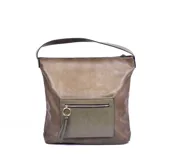 Bolso tipo tote de cuero sintético color verde oliva, con bolsillo externo con cierre dorado y asa de hombro.