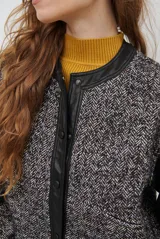 Chaqueta de diseño combinado con paneles de tejido de espiga en tonos marrones y burdeos, y paneles de cuero marrón en mangas y bordes. Presenta cuello redondo, cierre frontal con botones metálicos a presión y bolsillos delanteros.
