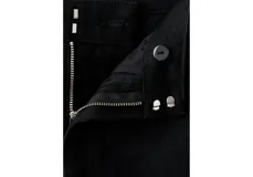 Jeans negros de corte recto y tiro medio con diseño clásico de cinco bolsillos y presillas para cinturón.