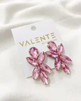 Aros colgantes con forma de flor, compuestos por gemas rosadas engarzadas en metal plateado.