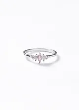 Anillo de plata 925 con diseño de cinco piedras tipo marquesa, destacando una piedra central en color rosa y cuatro piedras laterales transparentes tipo zirconia.