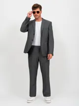 Traje de dos piezas compuesto por un saco de corte slim con solapas clásicas, cierre frontal de dos botones y bolsillos con solapa, y un pantalón de corte slim fit con bolsillos laterales y traseros.