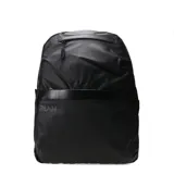 Mochila urbana de diseño minimalista en color negro, confeccionada en material sintético resistente con acabado suave. Presenta un bolsillo frontal con cierre oculto y detalle de banda horizontal en material texturizado, con el logo de la marca estampado en la parte inferior.