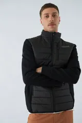 Campera azul marino con frente acolchado y mangas de felpa. Tiene cuello alto, cierre frontal, bolsillos laterales con cierre y logo de la marca en el pecho.